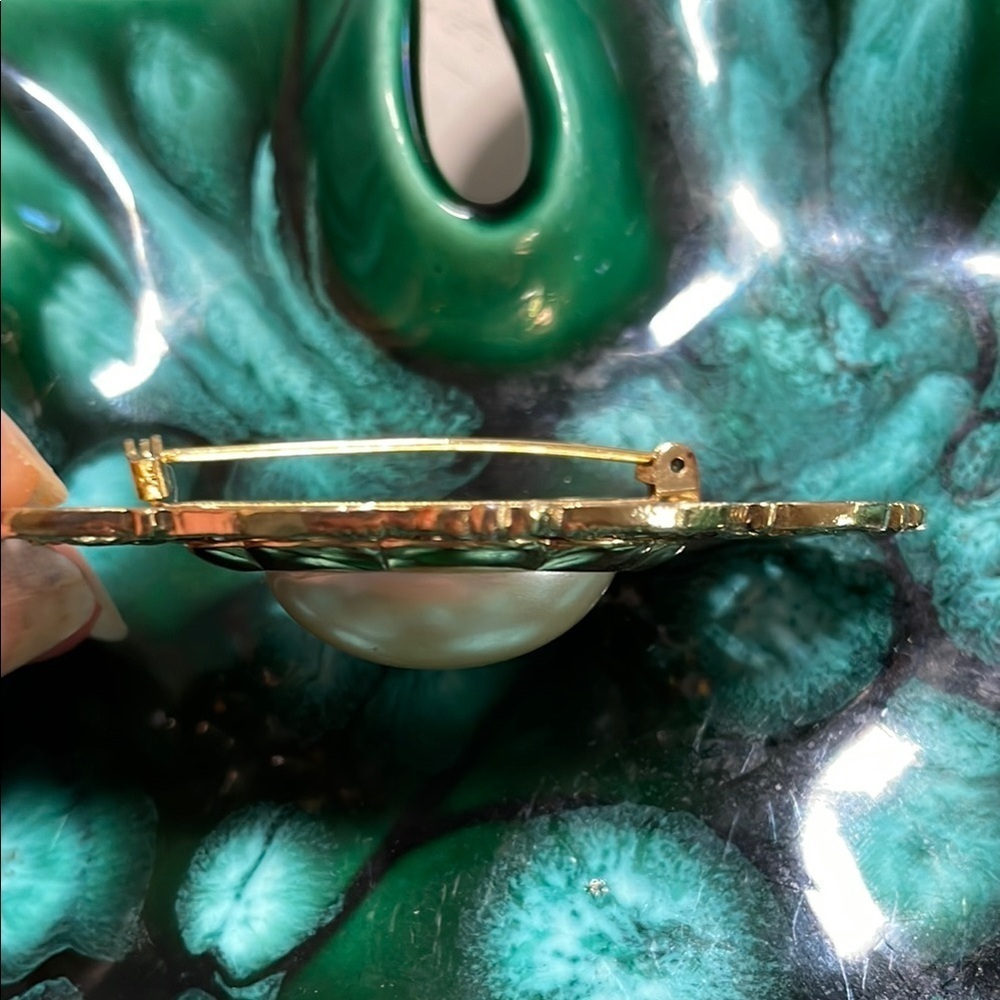 Gold and Cream Pearlescent Oval Brooch with Filigree Design - Picture 4 of 13